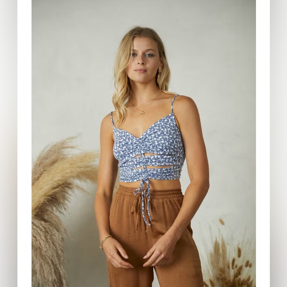 ENDLESS BLU CUTOUT CROPPED FLORAL TOP ❤️NEW COLLECTION❤️